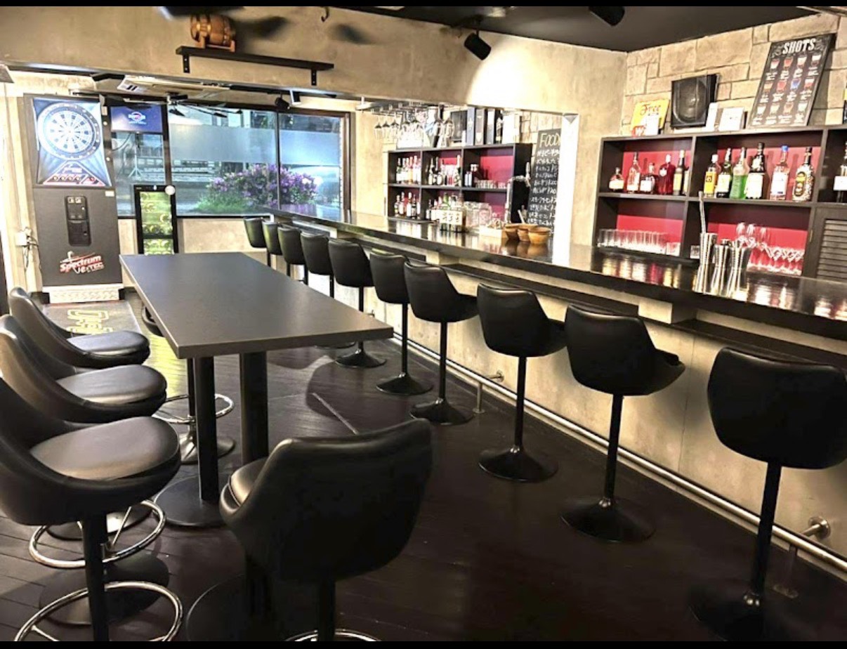 BAR REALTAの店内全景。カウンターとテーブル席、奥にダーツ台