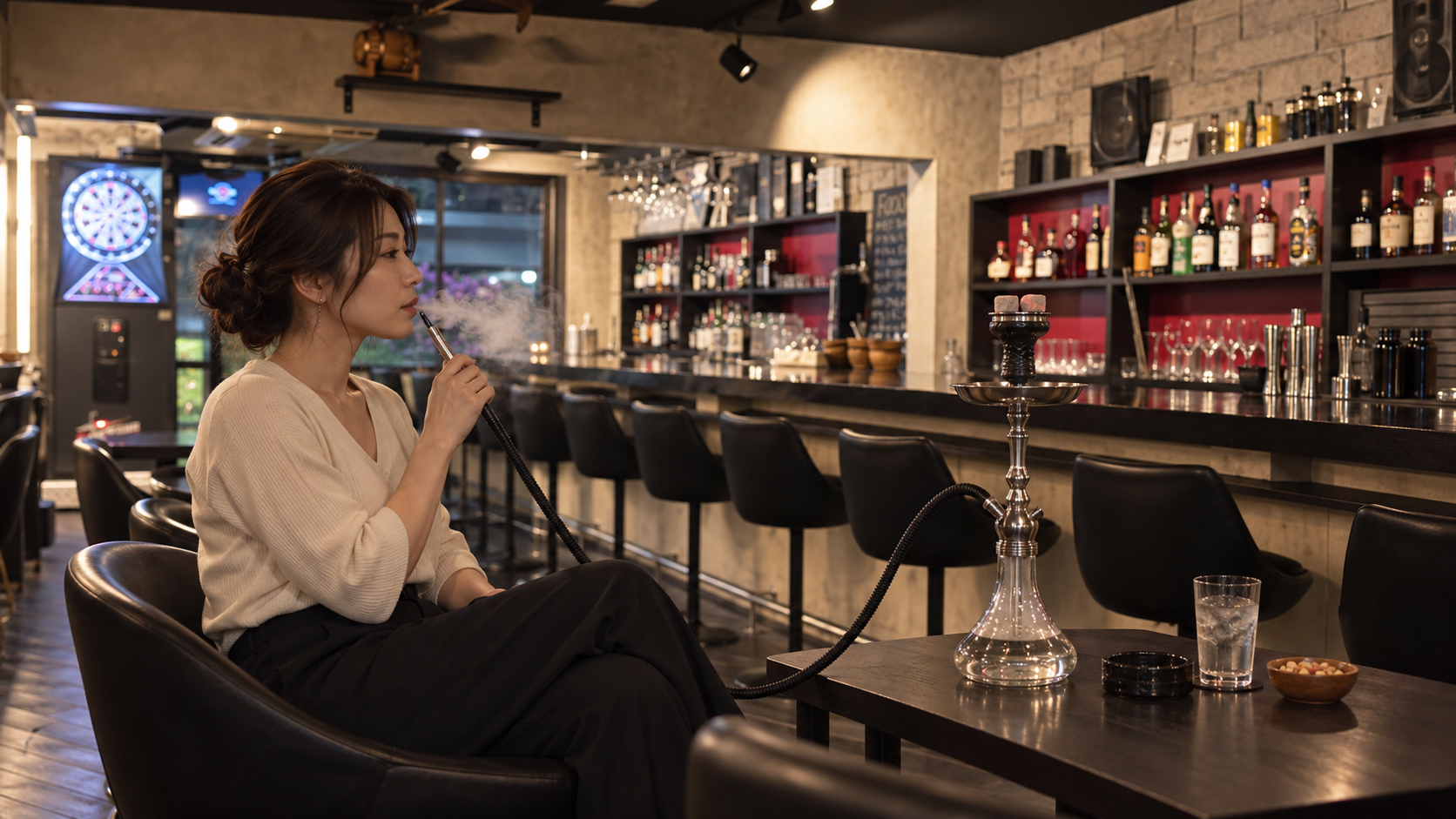 街のバーで、綺麗めカジュアルの大人の女性が横向きにシーシャを吸う様子とシーシャ本体を描いたイメージ画像